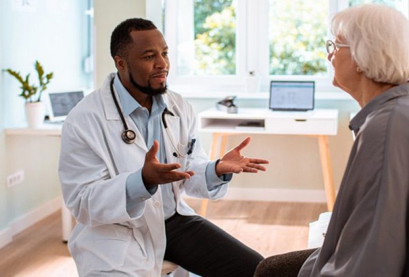 Doctor-discussing-risk-of-opioid-addiction-with-senior-patient